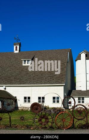 USA, WASHINGTON STATE, PALOUSE, UNIONTOWN, DAHMEN BARN ART GALLERY, ZAUN AUS ALTEN RÄDERN Stockfoto