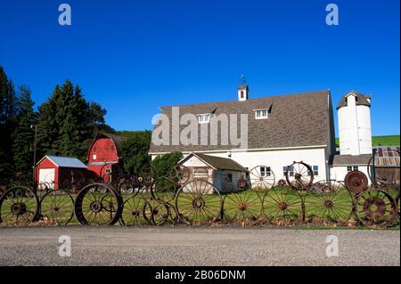 USA, WASHINGTON STATE, PALOUSE, UNIONTOWN, DAHMEN BARN ART GALLERY, ZAUN AUS ALTEN RÄDERN Stockfoto