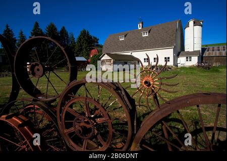 USA, WASHINGTON STATE, PALOUSE, UNIONTOWN, DAHMEN BARN ART GALLERY, ZAUN AUS ALTEN RÄDERN Stockfoto