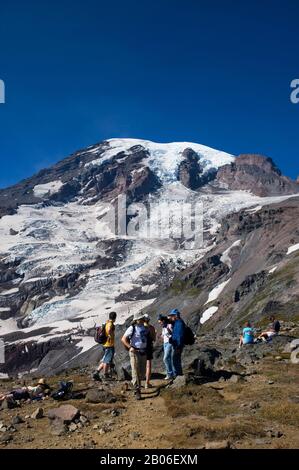 USA, STAAT WASHINGTON, MT. RAINIER NATIONALPARK, BLICK AUF MT. RAINIER VON SKYLINE TRAIL, WANDERER Stockfoto