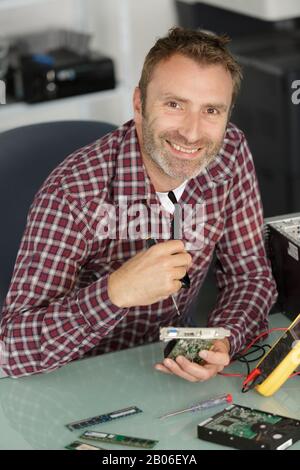 Man arbeitet mit Schrauben am pc Stockfoto