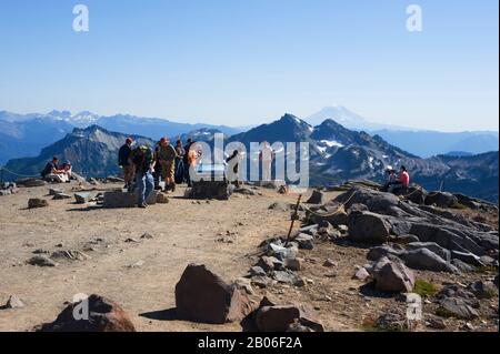 USA, STAAT WASHINGTON, MT. RAINIER NATIONALPARK, BLICK VOM SKYLINE TRAIL IN RICHTUNG TATOOSH RANGE, PANORAMA POINT Stockfoto