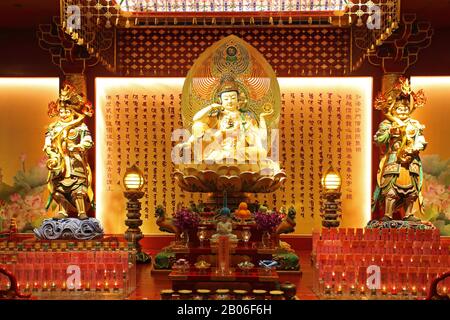 Singapur - 11. OKTOBER 2019: Im Inneren des Buddha-Zahnreliktempels. Es ist ein buddhistischer Tempel im Chinatown-Distrikt von Singapur. Stockfoto