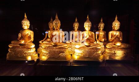 Singapur - 11. OKTOBER 2019: Im Inneren des Buddha-Zahnreliktempels. Es ist ein buddhistischer Tempel im Chinatown-Distrikt von Singapur. Stockfoto