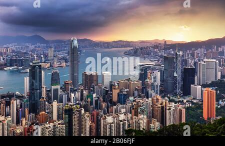 Dramatischer Sonnenaufgang von Hongkong, China - Panorama-Skyline Stockfoto