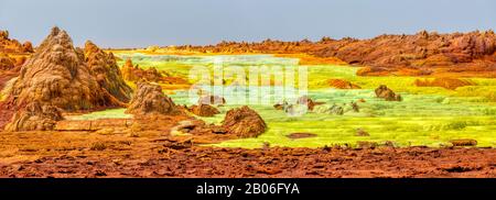 Farbenfrohe, abstrakte apokalyptische Landschaft wie Mondlandschaft des Dallol Lake im Krater des Dallol-Vulkans, Danakil Depression, Äthiopien Stockfoto