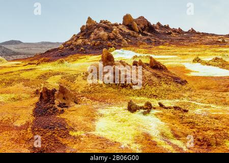 Farbenfrohe, abstrakte apokalyptische Landschaft wie Mondlandschaft des Dallol Lake im Krater des Dallol-Vulkans, Danakil Depression, Äthiopien Stockfoto