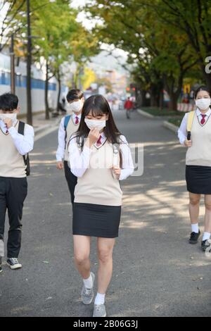 Der Alltag von Schülern in der High School, asiatische Teenager-Schüler tragen Uniform auf dem College mit Freunden 326 Stockfoto