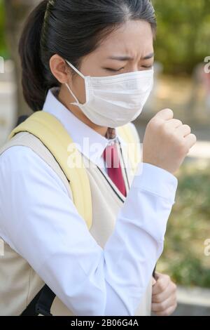 Der Alltag der High-School-Schüler, asiatische Teenager-Schüler tragen Uniform auf dem College mit Freunden 328 Stockfoto