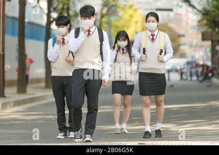 Der Alltag von Schülern in der High School, asiatische Teenager-Schüler tragen Uniform auf dem College mit Freunden 331 Stockfoto