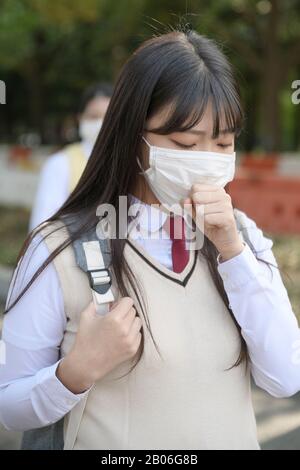 Highschool-Schüler im Alltag, asiatische Teenager-Schüler tragen Uniform auf dem College mit Freunden 325 Stockfoto