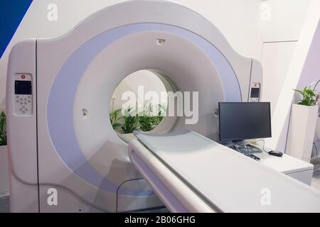 CT-Scanner (Computertomographie) in einem onkologischen Krankenhaus. Medizinische Geräte Stockfoto