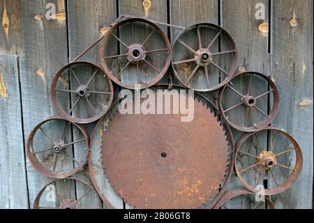 USA, STAAT WASHINGTON, PALOUSE COUNTRY IN DER NÄHE VON PULLMAN, UNIONTOWN, KUNSTSCHEUNE MIT ALTEN RÄDERN Stockfoto