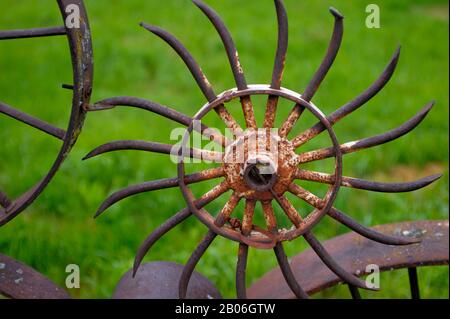 USA, STAAT WASHINGTON, PALOUSE COUNTRY IN DER NÄHE VON PULLMAN, UNIONTOWN, KUNSTSCHEUNE, DETAIL VON METALL-WAGENRÄDERN Stockfoto