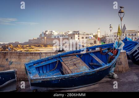 Essaouira, Marokko - blaues Fischerboot an Land gezogen Stockfoto