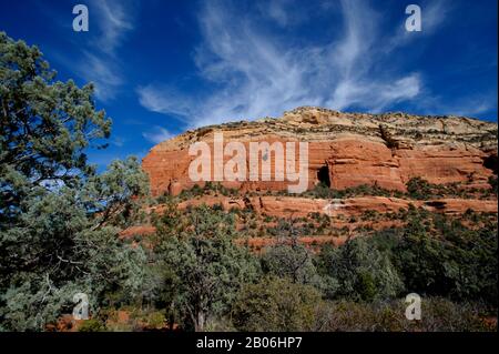 USA, ARIZONA, IN DER NÄHE VON SEDONA, BLICK AUF DIE ROTEN FELSENBERGE VON TEUFELS BRÜCKENWANDERUNG Stockfoto