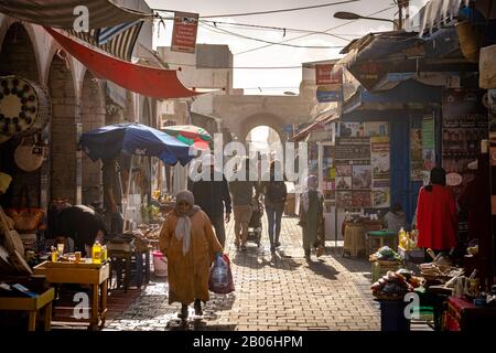 Essaouira, Marokko - Straße der Stadt voller Geschäfte am Morgen Stockfoto