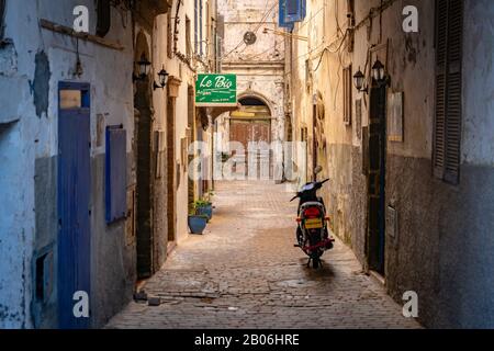 Essaouira, Marokko - Historische Stadtstraße in einem Wohngebiet mit einem seitlich abgestellten Roller Stockfoto