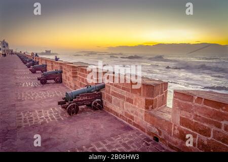 Essaouira, Marokko - spanische Kanonen aus dem 18. Jahrhundert an den Stadtmauern Stockfoto