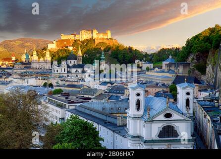 Klassische Ansicht der historischen Stadt Salzburg mit den Salzburger Dom und der berühmten Festung Hohensalzburg, Salzburger Land, Österreich Stockfoto