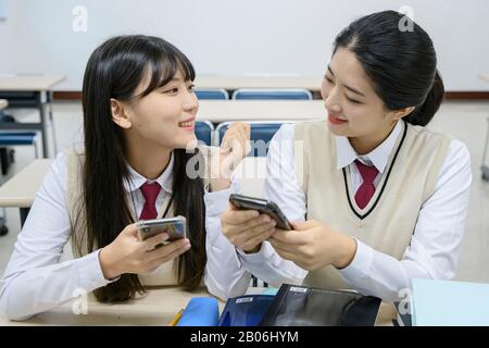 Der Alltag der High-School-Schüler, asiatische Teenager-Schüler tragen Uniform auf dem College mit Freunden 148 Stockfoto