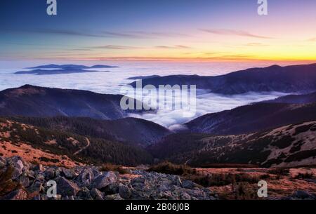 Berg über Wolken im Herbst, Niedere Tatra - Slowakei Stockfoto