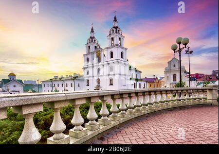 Minsk, Weißrussland - Orthodoxe Kathedrale des Heiligen Geistes gesehen bei Sonnenuntergang Stockfoto