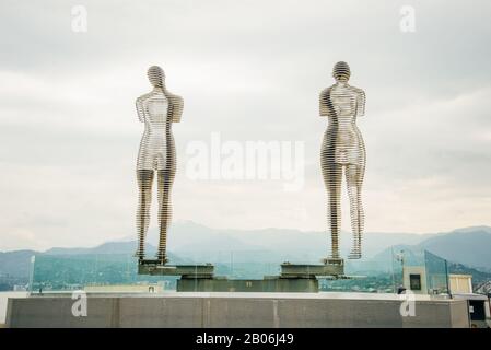 Batumi, Georgia - September 2019 Bewegte Skulptur Ali und Nino von Tamar Kvesitadze in Batumi. Stockfoto