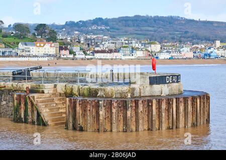 Eingang zum Hafen in der Lyme Bay bei Lyme Regis an der Ärmelkanalküste bei Dorset, England. Stockfoto