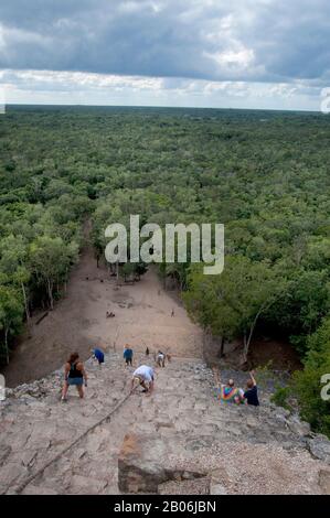 MEXIKO, YUCATAN-HALBINSEL, IN DER NÄHE VON CANCUN, MAYA-RUINEN VON COBA, NOHOCH-MUT-GRUPPE, TOURISTEN, DIE BURG UND PYRAMIDE BESTEIGEN Stockfoto