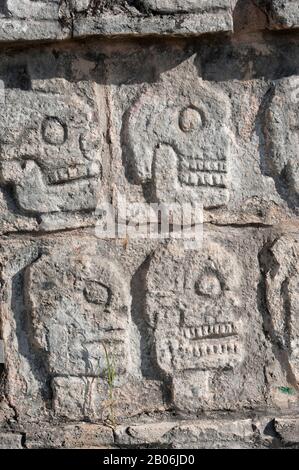 MEXIKO, HALBINSEL YUCATAN, IN DER NÄHE VON CANCUN, MAYA RUINEN VON CHICHEN ITZA, DIE TZOMPANTLI - PLATTFORM DER SCHÄDEL Stockfoto