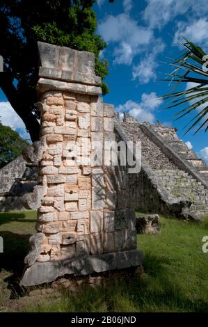 MEXIKO, HALBINSEL YUCATAN, IN DER NÄHE VON CANCUN, MAYA RUINEN VON CHICHEN ITZA, GRAB DES GRAND SACERDOTE, TEIL DES DACHDESIGNS Stockfoto