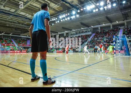 Lubin, POLEN - 2. DEZEMBER 2019: Futsal-Freundschaftsspiel Polen gegen Serbien 4:1. Ball auf dem Tisch des Schiedsrichters. Schiedsrichter an der Seitenlinie. Stockfoto