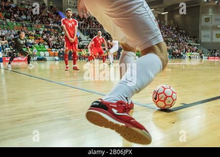 Lubin, POLEN - 2. DEZEMBER 2019: Futsal-Freundschaftsspiel Polen gegen Serbien 4:1. Nahaufnahme des Balls in der Ecke und des Beins des Spielers. Stockfoto