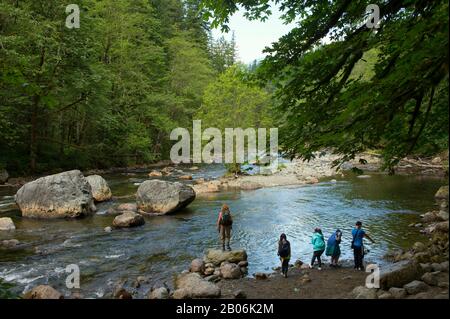 Wanderer an der South Fork des Snoqualmie River in den Regenwäldern am westlichen Rand des Cascade Mountains im Olallie State Park, in der Nähe von North Stockfoto