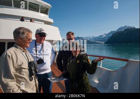 Passagiere auf Kreuzfahrt Schiff Safari Endeavour im Glacier Bay Nationalpark, Alaska Park Ranger im Gespräch Stockfoto