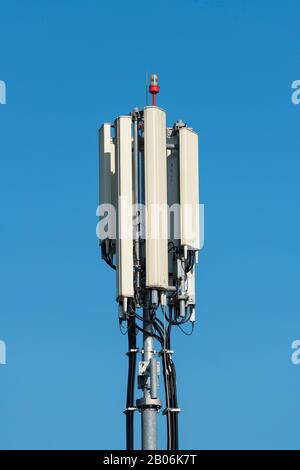 Handy-Mast, Sendemast vor blauem Himmel, Deutschland Stockfoto