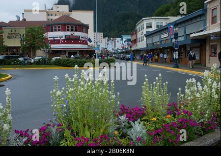 Straßenszene in der Innenstadt von Juneau, Alaska, USA mit der historischen Red Dog Saloon Stockfoto