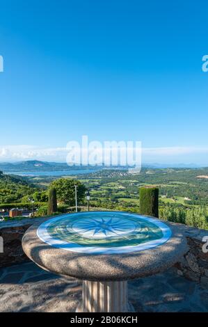 Aussichtspunkt mit Kompassrose, Golf von Saint Tropez, Gassin, Var, Provence-Alpen-Cote d'Azur, Frankreich Stockfoto