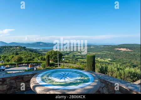 Aussichtspunkt mit Kompassrose, Golf von Saint Tropez, Gassin, Var, Provence-Alpen-Cote d'Azur, Frankreich Stockfoto