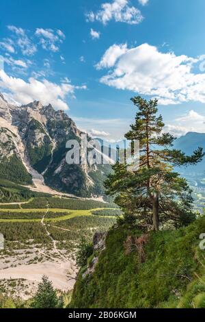 Blick vom Wanderweg auf das Rifugio San Marco, die Berge Cima Belpra, San Vito di Cadore, Belluno, Italien Stockfoto