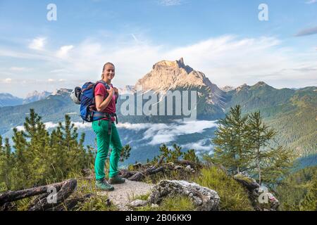 Junge Wanderer blicken in die Kamera, hinter ihrem Berggipfel La Rocheta, in den Dolden, Belluno, Italien Stockfoto
