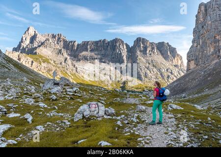 Junger Wanderer auf einem Wanderweg, Sorapiss Circumambulation, hinter Grat, Mount Punte Tre Sorelle, Doles, Belluno, Italien Stockfoto