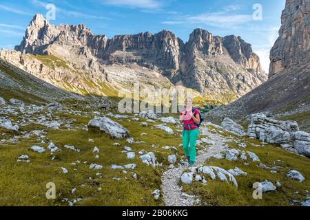 Junger Wanderer auf einem Wanderweg, Sorapiss Circumambulation, hinter Grat, Mount Punte Tre Sorelle, Doles, Belluno, Italien Stockfoto