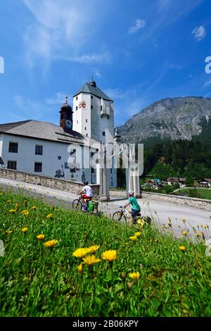 Radfahrer vor der Wallfahrtskirche Mariastein, Woergl, Kitzbüheler Alpen, Tyrol, Österreich Stockfoto