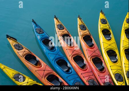 Seekajaks neben Kreuzfahrtschiff Safari Endeavour in der Nähe von Reid Gletscher im Glacier-Bay-Nationalpark, Alaska, USA Stockfoto