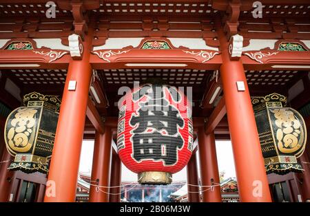 Große rote Chochin-Laterne und zwei Kupferlaternen, Hozomon-Tor, Senso-JI Buddhist Temple, Asakusa, Tokio, Japan Stockfoto