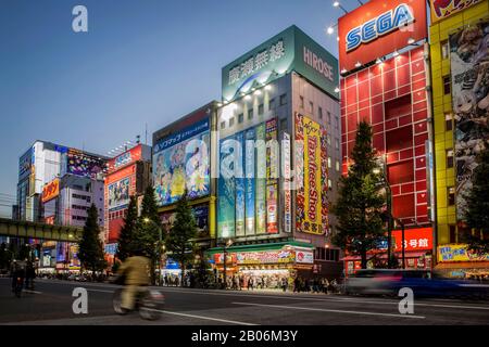 Bunte Werbung und Geschäfte auf der Elektronikmeile Akihabara, Electric Town am Abend, Tokio, Japan Stockfoto