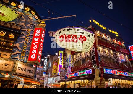 Bunte Fassade des Restaurants mit Pufferfisch, Nachtaufnahme, Shinsekai-Viertel, Osaka, Japan Stockfoto