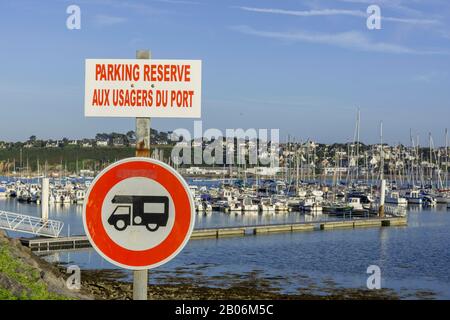 Camper Verboten Schild am Hafen von, Camaret-sur-Mer, Departement Finistere, Frankreich Stockfoto